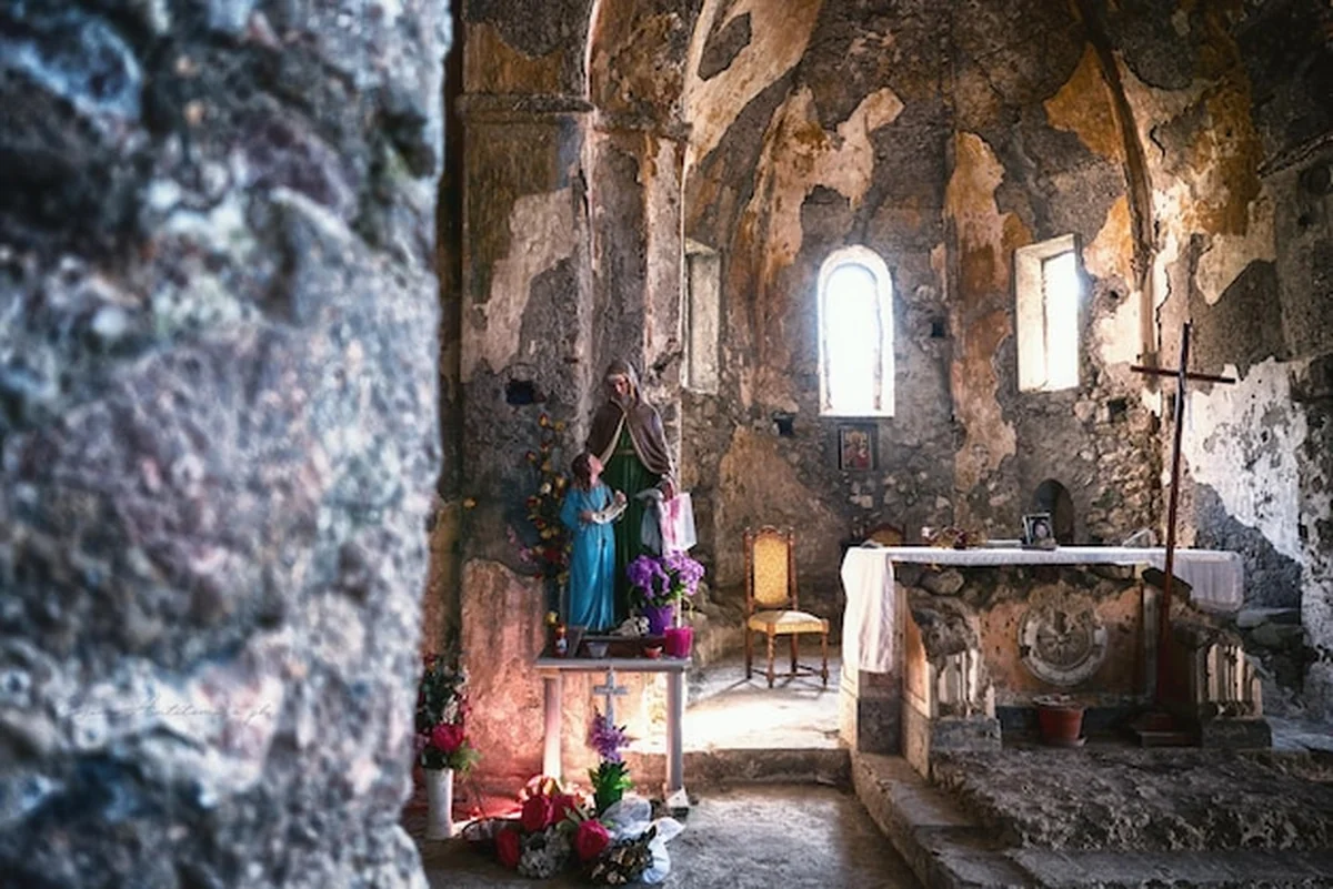 Widok na zabytkowy kościół w Jałówce w różnych porach roku