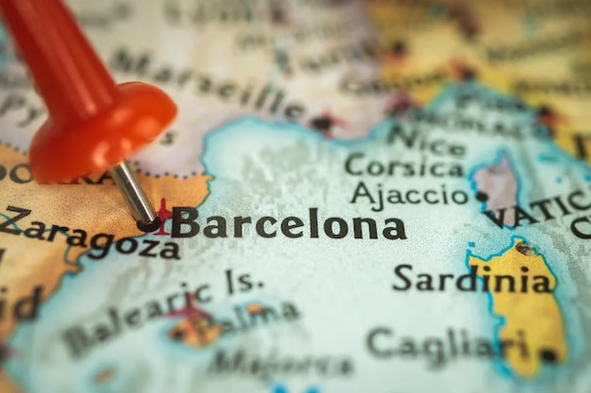 Mapa z pinezką na lokalizacji Barcelona w Hiszpanii