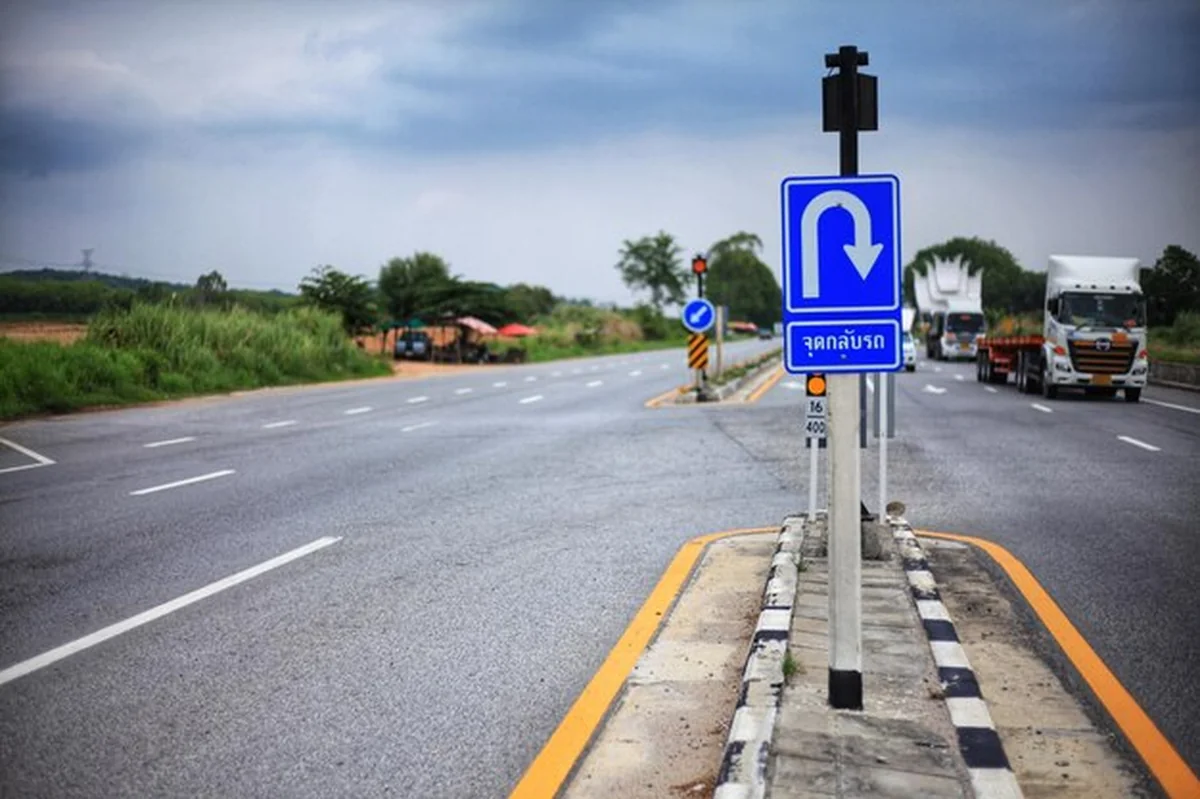 Znak drogowy na ulicy przy niebie